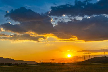 Gün batımı harika manzaraya bulutlar ile