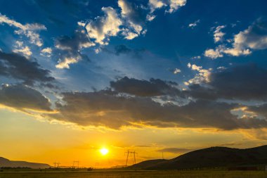 Gün batımı harika manzaraya bulutlar ile