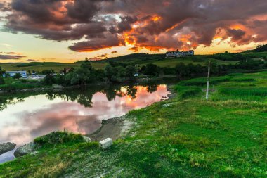 Gün batımını bulutlara Fagaras dağlar, Romanya oteller