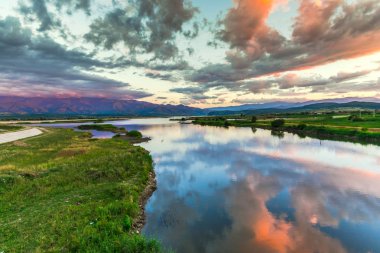 Gün batımını bulutlara Fagaras dağlar, Romanya oteller