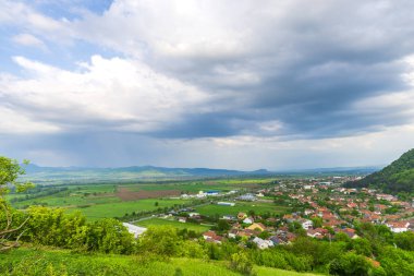 Bahar, Deva Kalesi, Deva fırtına bulutları