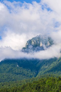 Güzel Karpat Dağları, Romanya bulutlarda
