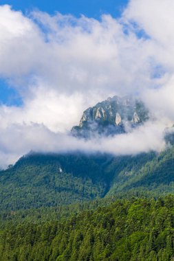 Güzel Karpat Dağları, Romanya bulutlarda