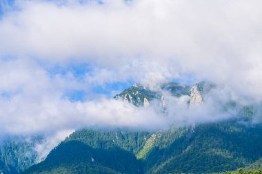 Güzel Karpat Dağları, Romanya bulutlarda