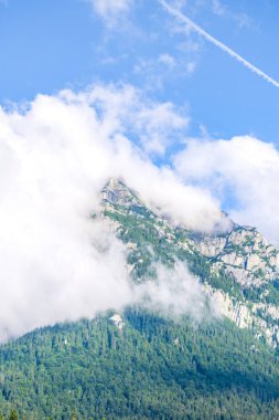 Güzel Karpat Dağları, Romanya bulutlarda