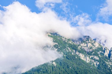 Güzel Karpat Dağları, Romanya bulutlarda