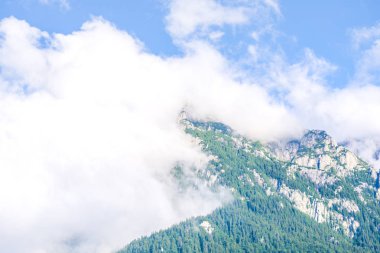 Güzel Karpat Dağları, Romanya bulutlarda