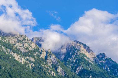 Güzel Karpat Dağları, Romanya bulutlarda