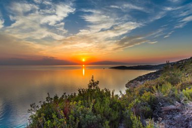 Sahil, sıcak tonları şaşırtıcı günbatımı.