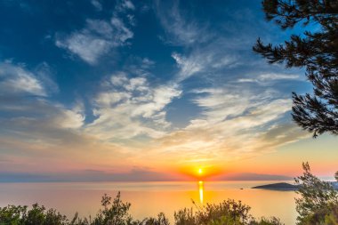 Sahil, sıcak tonları şaşırtıcı günbatımı.