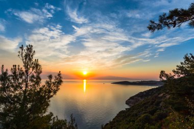 Sahil, sıcak tonları şaşırtıcı günbatımı.
