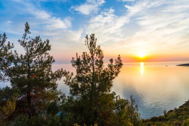 Sahil, sıcak tonları şaşırtıcı günbatımı.