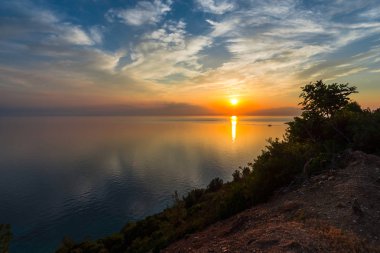Sahil, sıcak tonları şaşırtıcı günbatımı.