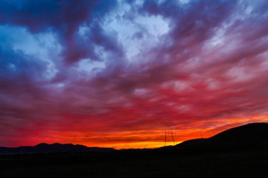 parlak kırmızı günbatımı gökyüzü 