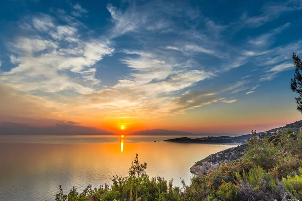 Εκπληκτικό Ηλιοβασίλεμα Στην Παραθαλάσσια Ζεστές Αποχρώσεις — Φωτογραφία Αρχείου