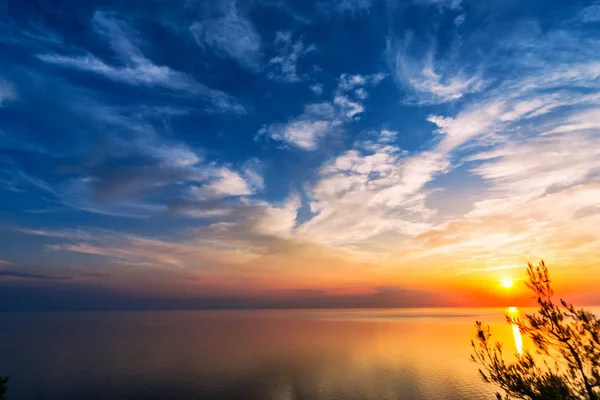 Niesamowity Zachód Słońca Nad Morzem Ciepłych Kolorach — Zdjęcie stockowe