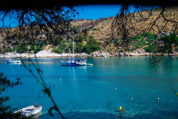 Berrak Deniz Suyunda Yüzen Gemiler Yunanistan — Stok fotoğraf