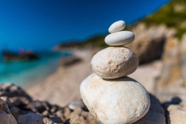 Zen yığını plaj arka plan üzerinde taşlar
