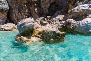 Kayalar ve deniz görünümü Kapat