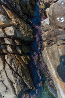 Rocky Kanyon içinde küçük dere üstten görünüm