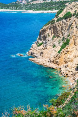 Turkuaz deniz, Yunanistan ile kayalık uçurum.