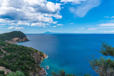 Turkuaz deniz, Yunanistan ile kayalık uçurum üstten görünüm.
