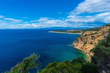 Turkuaz deniz, Yunanistan ile kayalık uçurum görünümünü gözlemleyerek.