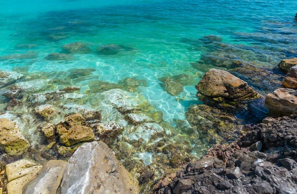海水和岩石海滨 — 图库照片