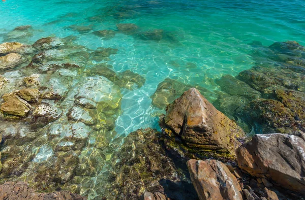 海水和岩石海滨 — 图库照片