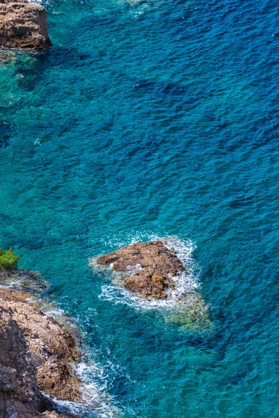 希腊绿松石海岩石悬崖的顶部景观 — 图库照片