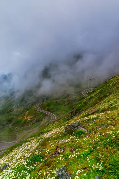 Paisaje Las Montañas Los Cárpatos Brumosos Rumania —  Fotos de Stock