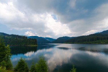 Arka plan üzerinde Dağları ile sakin Nehri