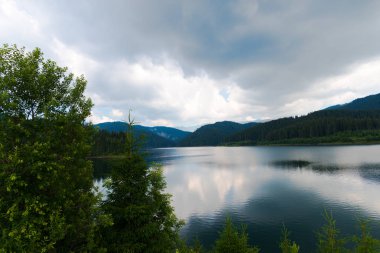 Arka plan üzerinde Dağları ile sakin Nehri