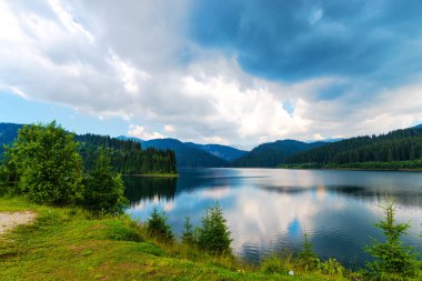 Arka plan üzerinde Dağları ile sakin Nehri