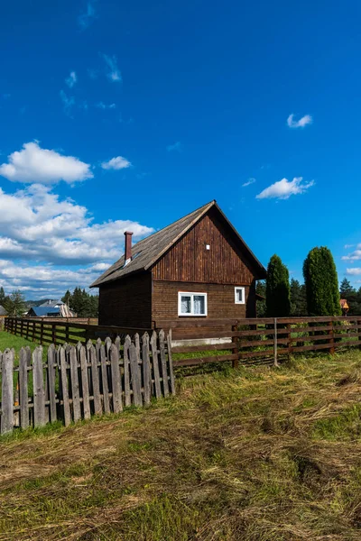 Rumah Kayu Yang Nyaman Dengan Pagar Pedesaan — Stok Foto