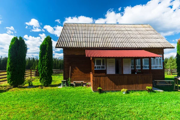 Casa Madeira Acolhedora Com Cerca Campo — Fotografia de Stock