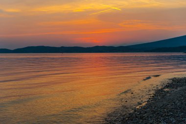sahne turuncu kırmızı günbatımı gökyüzü göl Dağları üzerinde ufuk arka plan ile 