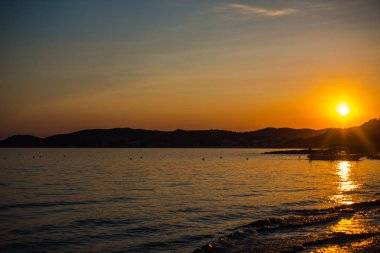 Sahilde tekneler ile deniz manzarası