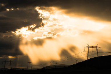 günbatımı gökyüzü ve elektrik direkleri kuleleri