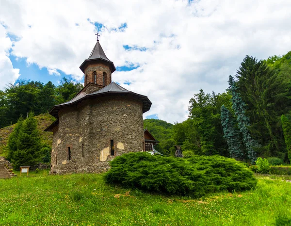 Kırsalda Eski Kilise — Stok fotoğraf