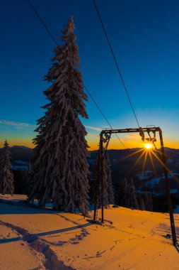 kar kaplı ağaçlar kış sezonunda, Kayak Kış dağlar ve hava hattı 