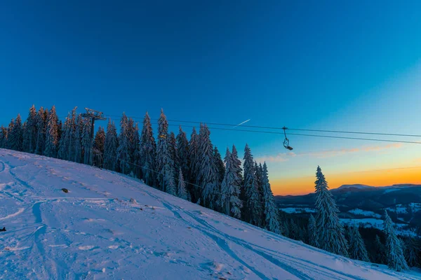 Árboles Cubiertos Nieve Temporada Invierno Cielo Montaña Puesta Sol — Foto de Stock