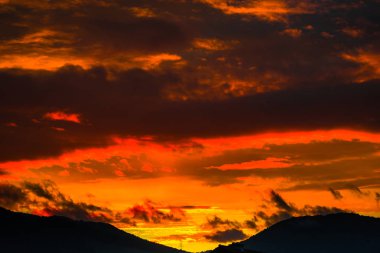 parlak turuncu kırmızı güzel günbatımı gökyüzü 
