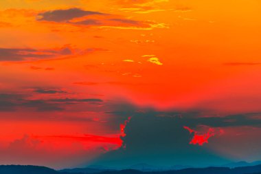 parlak turuncu kırmızı güzel günbatımı gökyüzü 