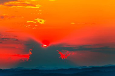 parlak turuncu kırmızı güzel günbatımı gökyüzü 