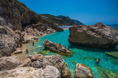 Zakynthos, Yunanistan - 31 Ağustos 2016: Açık deniz suyunun tadını çıkaran turistler.