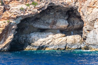 deniz su ve kayalıklarla dag 