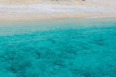 Parlak turkuaz su ile deniz kıyısı
