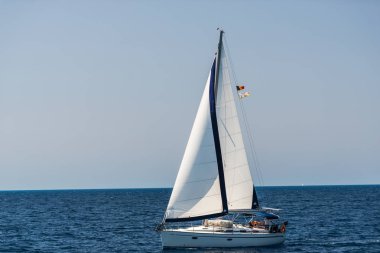 Akdeniz'de yalnız tekne, Yunanistan.