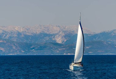 mavi deniz su ve ada Dağları'nda yelken tekne 
